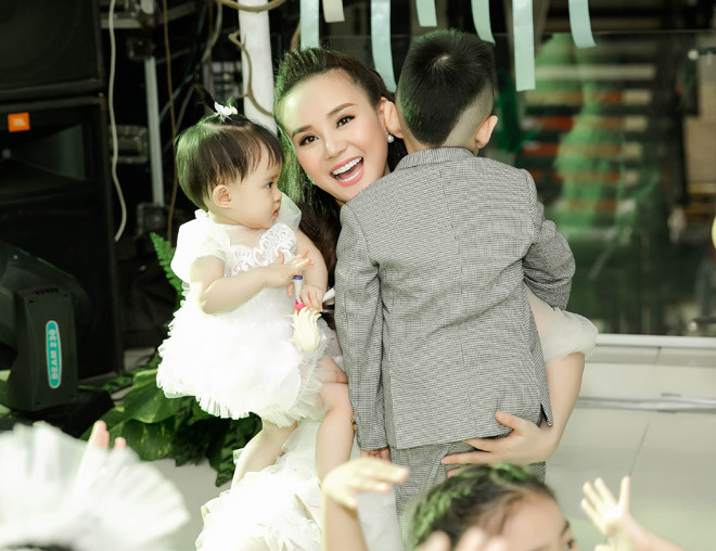 Vì là lần hiếm hoi xuất hiện trước chốn đông người, cả hai bé có phần nhút nhát và quấn quýt mẹ không rời.