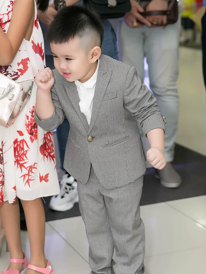 Là anh lớn trong nhà, bé Voi tỏ ra hiếu động và nghịch ngợm. Cậu nhóc được mẹ cho diện trang phục vest ca rô lịch lãm.