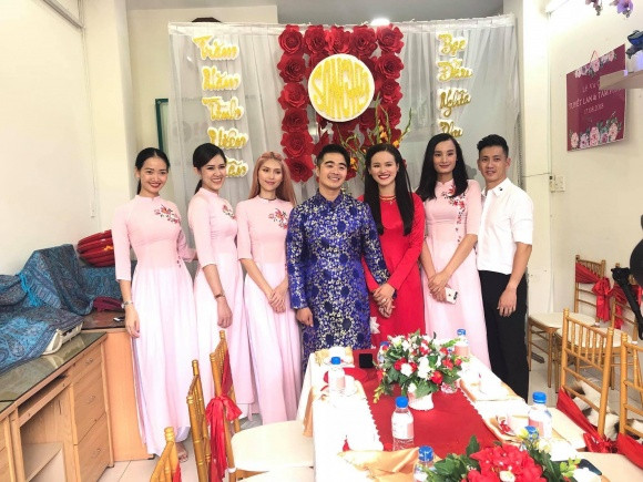 Buổi lễ ăn hỏi của Tuyết Lan diễn ra đúng theo nghi thức truyền thống của người Việt. Cô dâu diện áo dài đỏ vô cùng xinh đẹp và nổi bật, miệng mỉm cười hạnh phúc. Chú rể điển trai mặc áo dài màu xanh có họa tiết.
