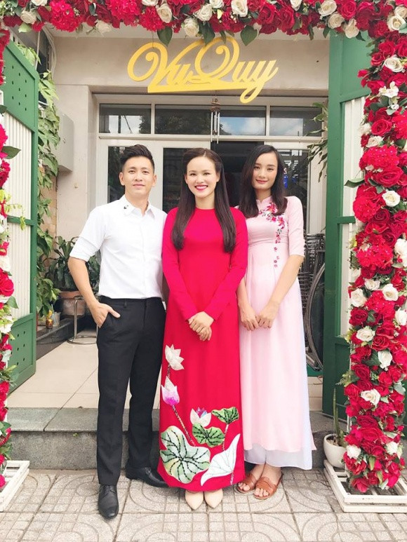 Ngoài Lê Thúy và chồng, lễ ăn hỏi của Tuyết Lan còn có sự xuất hiện của nhiều người đẹp khác như Thùy Dương, Quý Dung, Giáng Hương...
