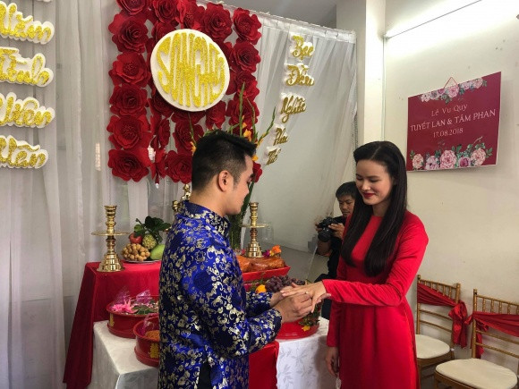 Mới đây, trên trang cá nhân của mình, Lê Thúy chia sẻ hình ảnh trong lễ ăn hỏi của Tuyết Lan cùng hôn phu doanh nhân sau 3 năm hẹn hò.