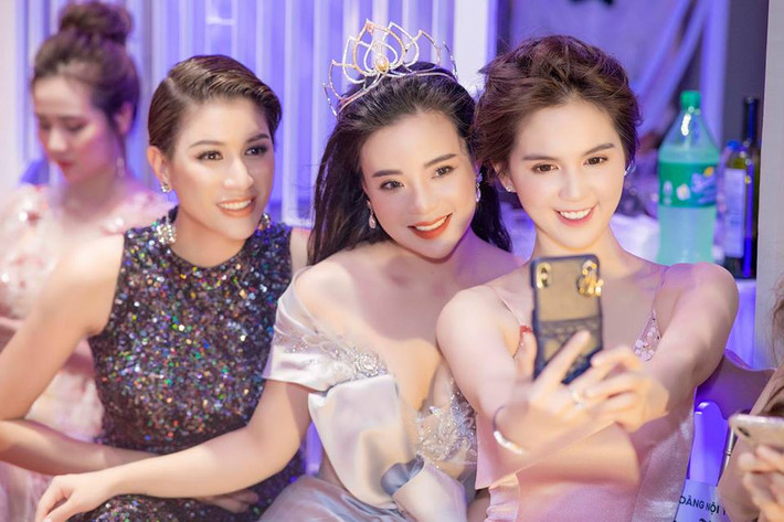 Sở hữu vòng eo 56cm nổi danh trong showbiz Việt, Ngọc Trinh tự tin đọ dáng với cựu người mẫu Trang Trần và dàn chân dài.