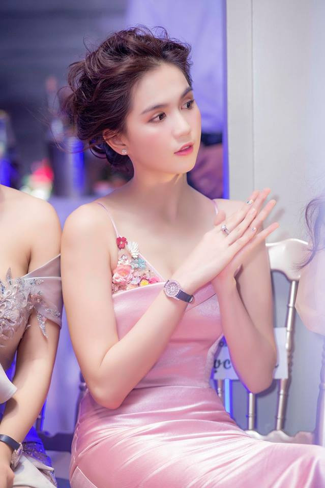 Nhẫn và đồng hồ nạm kim cương lấp lánh được Ngọc Trinh đeo đi sự kiện có giá trị khoảng 3 tỷ đồng.