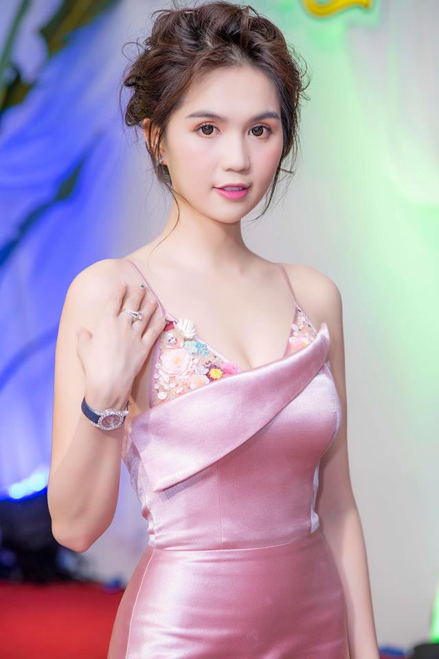Góp mặt trong sự kiện này, "Nữ hoàng nội y" lựa chọn trang phục màu hồng phấn được thiết kế tinh tế ôm sát đường cong cơ thể khoe khéo vòng một gợi cảm của người đẹp.
