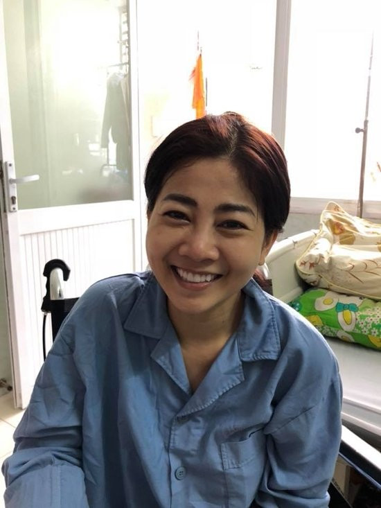 Hình ảnh hiếm hoi lúc Mai Phương cười tươi chiều ngày 20/8 phần nào giải tỏa những lo lắng và thấp thỏm của khán giả hâm mộ về cô.