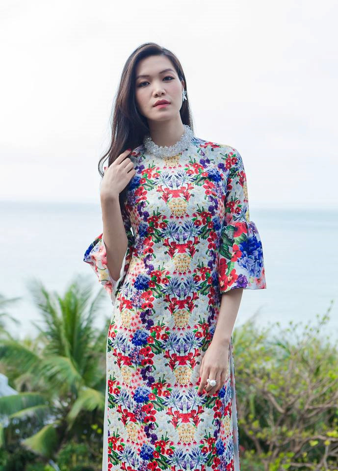 Với vẻ đẹp Á Đông nền nã, hiền hậu, Hoa hậu Việt Nam 2008 được nhiều nhà thiết kế tin tưởng, chọn lựa làm "nàng thơ" cho các bộ ảnh áo dài truyền thống. Người đẹp cũng khuyến khích các bạn trẻ diện áo dài trong dịp lễ tết.