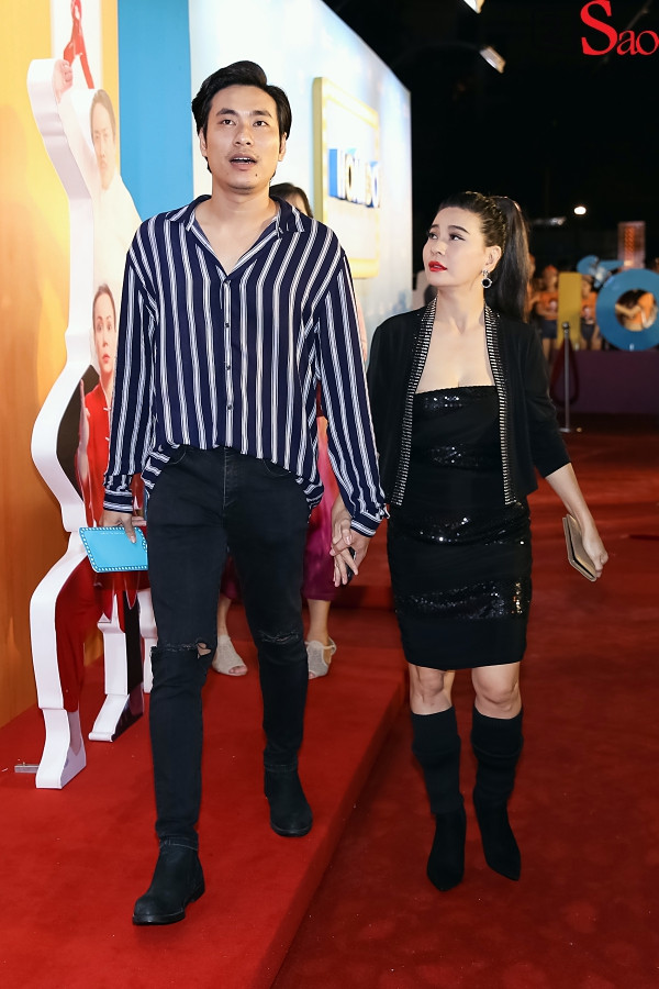 Mới đây, trên nhiều diễn đàn chuyên bàn về chuyện showbiz bất ngờ chia sẻ thông tin một cặp đôi "tình chị em" của Vbiz vừa chính thức chia tay gây xôn xao dư luận. Thậm chí, có trang fanpage còn đăng tải hình ảnh của Cát Phượng và Kiều Minh Tuấn cùng lời chia sẻ: "Cặp đôi chị em nổi tiếng nhất nhì showbiz Việt, bên nhau suốt gần 10 năm trời, chịu bao nhiêu lời ra tiếng vào vậy mà...".