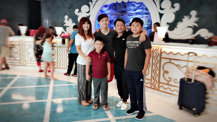 Con trai đầu của Bằng Kiều đã lớn vụt cao hơn bố mẹ.