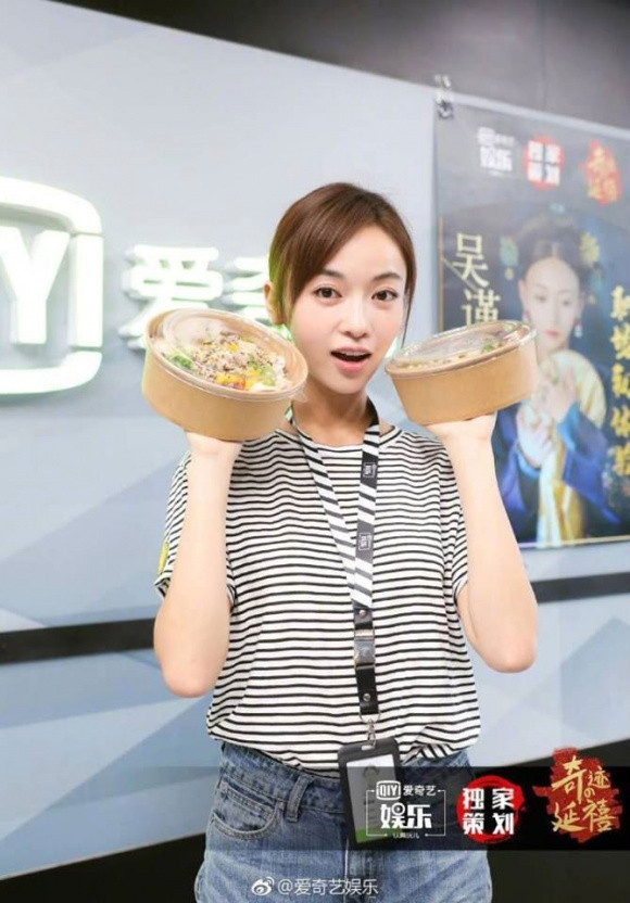 Vào ngày 29/8 vừa qua, “Ngụy Anh Lạc” Ngô Cẩn Ngôn đã có mặt tại một sự kiện. Lựa chọn trang phục đơn giản với áo phông kẻ sọc ngang kết hợp với quần jeans khỏe khoắn, nữ diễn viên “Diên Hi công lược” liên tục nở nụ cười rạng rỡ trên môi.