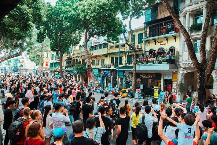 Buổi biểu diễn ngẫu hứng của Tuấn Hưng đã khuấy động không khí của chiều chủ nhật ở phố đi bộ Hồ Gươm.