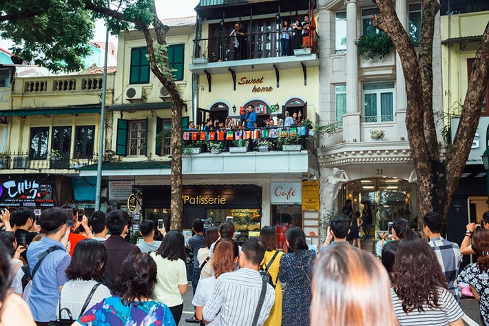 Quán cà phê ca nhạc này nằm trên phố đi bộ Hồ Gươm vào những ngày cuối tuần nên Tuấn Hưng hát trên ban công tầng 2 để hát tặng khán giả.
