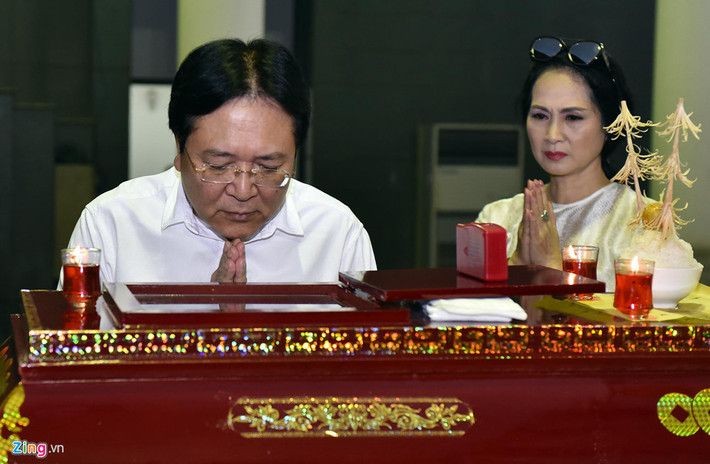 Thứ trưởng Bộ Văn hóa Thể thao Du lịch, NSND Vương Duy Biên lặng người trước linh cữu nghệ sĩ Bùi Cường.