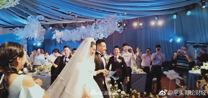 Trước lễ cưới, nữ diễn viên 31 tuổi vướng nghi vấn đang mang thai con đầu lòng. Tuy nhiên, cô chưa lên tiếng về tin đồn. Trương Hinh Dư sinh năm 1987 tại Giang Tô (Trung Quốc). Cô khởi nghiệp từ năm 2007 nhờ phim cổ trang Đại kỳ anh hùng truyện. Năm 2010, cô góp mặt trong phim điện ảnh Không thành thật chớ quấy rầy. Những năm gần đây, Trương Hinh Dư nổi tiếng nhờ Sư tử Hà Đông 2, Tinh trung Nhạc Phi, Phong thần bảng, Thần điêu hiệp lữ, Thiên long bát bộ, Lộc Đỉnh ký, Võ Mỵ Nương truyền kỳ. Trên màn ảnh, cô là gương mặt quen thuộc và được yêu thích.