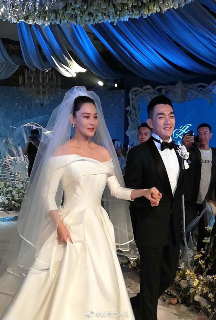 Theo Iqiyi, tối 27/8, đám cưới Trương Hinh Dư và Hà Tiệp tổ chức tại một khách sạn cao cấp ở Thượng Hải (Trung Quốc). Xuất hiện trong bộ váy cưới màu trắng cầu kỳ, Trương Hinh Dư không giấu niềm xúc động khi sánh bước bên chú rể.