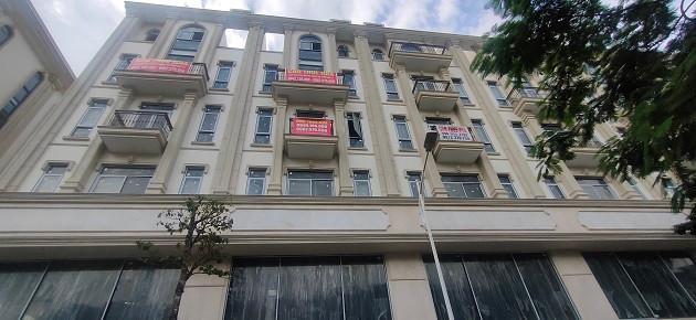 Hiện tại, dãy shophouse Him Lam Vạn Phúc Luxury Residence trên đường Tố Hữu này đang treo biển cho thuê dày đặc.