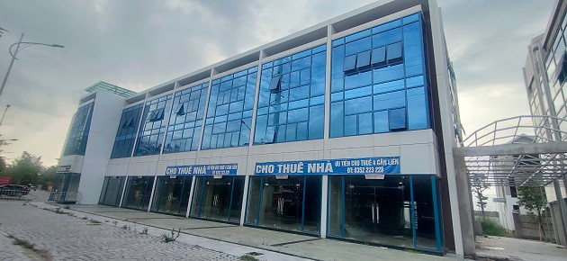 Hiện, giá shophouse ở đây đang được rao bán khoảng 300 triệu đồng/m2, tương đương khoảng 30 tỷ đồng/căn, có diện tích từ 100 - 120m2.