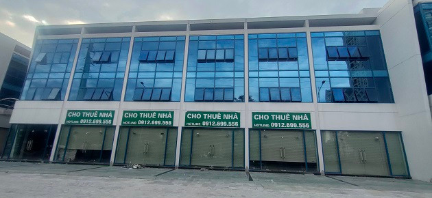 Cũng tại dự án TSQ Galaxy Vạn Phúc, căn shophouse 3 tầng được rao cho thuê với giá 70 triệu đồng/tháng, còn căn shophouse cao 5 tầng được rao thuê giá 100 triệu đồng/tháng. Đây là mức giá thuê cao gấp 2 - 3 lần so với thời điểm năm 2020, khi dịch Covid-19 còn diễn biến phức tạp.