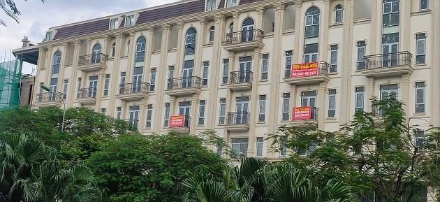 Dù có giá trị, mặt tiền đẹp nhưng nhiều căn shophouse Him Lam Vạn Phúc Luxury Residence vẫn đang treo biển tìm khách thuê trong thời gian dài nhưng vẫn trong tình trạng bỏ không.