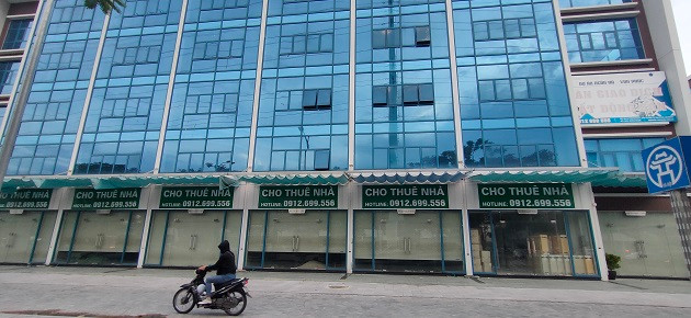 Chỉ cần dạo một vòng có thể thấy, hầu hết dãy shophouse mới ở đây đều đóng cửa. Một số khu vực có người thuê shophouse để kinh doanh nhưng mật độ nhìn chung thưa vắng.