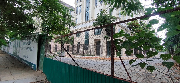 Dự án được chủ đầu tư khởi công năm 2018, dự kiến đưa vào sử dụng năm 2021, nhưng cho đến nay mặt tiền các căn shophouse vẫn quây tôn kín.