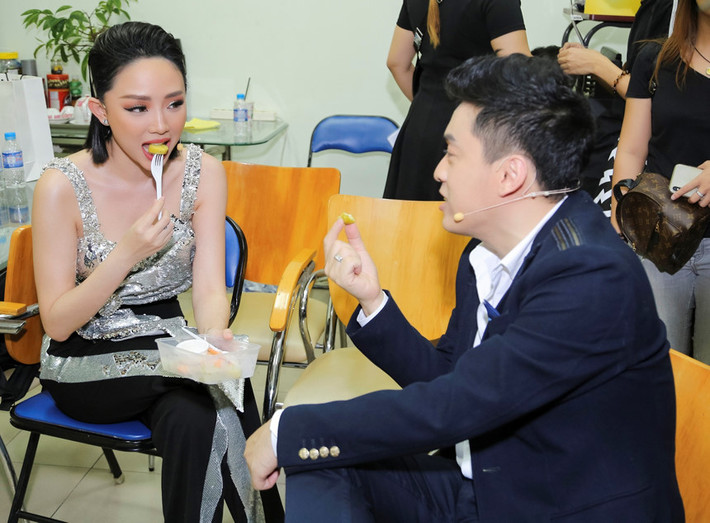 Bốn huấn luyện viên thân thiện trò chuyện tại hậu trường. Trước đó, khi ban tổ chức công bố danh sách giám khảo, đông đảo khán giả đã lên tiếng phản đối. Lý do họ đưa ra là vì Tóc Tiên, Noo Phước Thịnh thuộc thế hệ đàn em, thiếu chuyên môn, kinh nghiệm so với đàn chị Thu Phương.