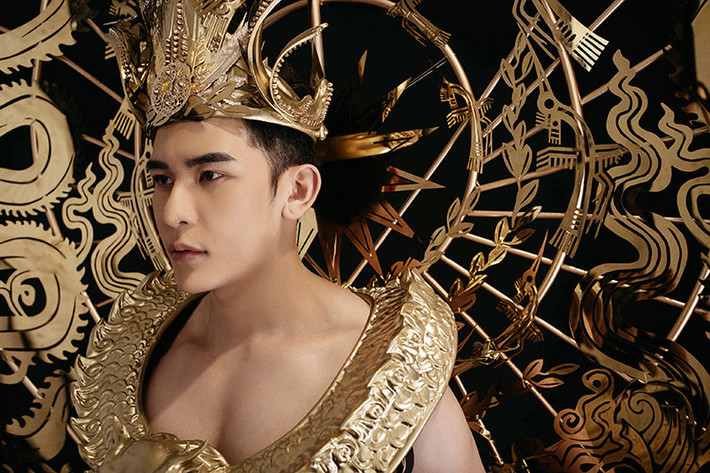 Phần cánh phía sau được tạo nên hoàn toàn từ kim loại và được dát vàng với cân nặng trên 20 kg.
