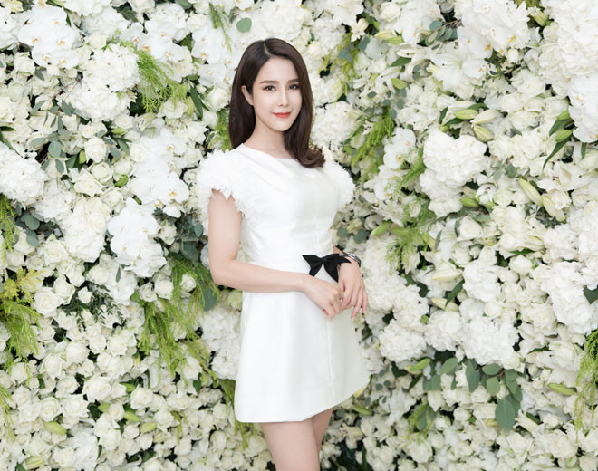 Ngoài Nhã Phương, sự kiện vừa qua còn góp mặt của Diệp Lâm Anh. Thời gian gần đây, cô đang tất bật phát thiệp cưới đến bạn bè, đồng nghiệp để chuẩn bị cho ngày trọng đại vào đầu tháng 5 tới.