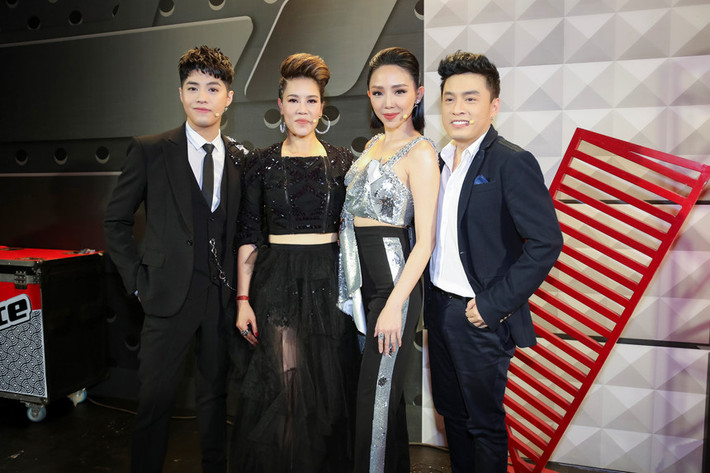 Chiều 18/4, buổi ghi hình đầu tiên của chương trình The Voice - Giọng hát Việt 2018 diễn ra với sự tham gia của dàn huấn luyện viên gồm Thu Phương, Lam Trường, Noo Phước Thịnh và Tóc Tiên. Cả bốn đều có kinh nghiệm ngồi "ghế nóng" chương trình ở các mùa khác nhau.