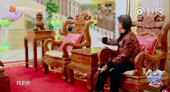 Bên trong biệt thự được trang trí hết sức sang trọng, nhã nhặn. Ngoài ra nhà còn có cả vườn hoa rộng và nơi đặt các mô hình thu nhỏ. Bước vào căn nhà, ai nấy đều cảm thấy như lạc vào một cung điện nguy nga.