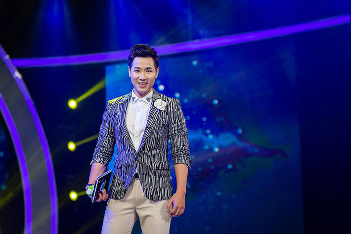 Nguyên Khang năm nay khá đắt show với vai trò MC. Anh vừa quay trở lại với radio trong vai trò MC và giám đốc điều hành.