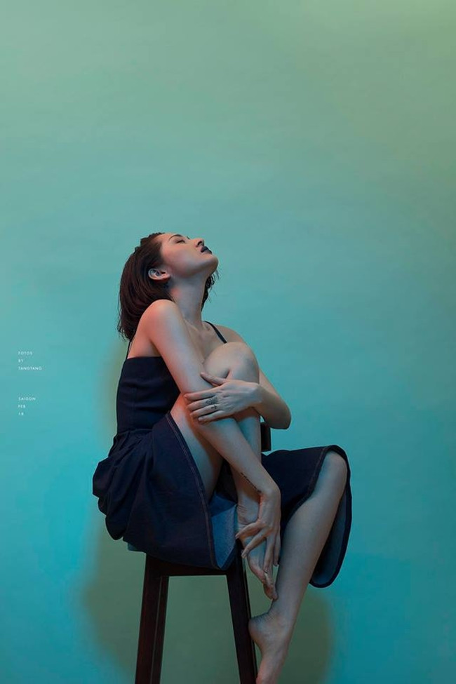 Không chỉ là trang phục đi diễn sexy, Bảo Anh đời thường cũng rất chuộng phong cách "kiệm vải".