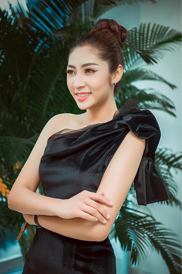 Cách đây không lâu, cộng đồng xôn xao truyền tay nhau đoạn chat giữa một người môi giới với tài khoản của người được cho là Hoa hậu Đại dương Đặng Thu Thảo về việc mặc cả giá "đi khách". Theo đó, người môi giới nhắn: "Có một ông 65 tuổi, giá 12.000 USD, em nhận job không?". Tin nhắn được cho là của Đặng Thu Thảo có nội dung từ chối: "Dạ không chị ơi".