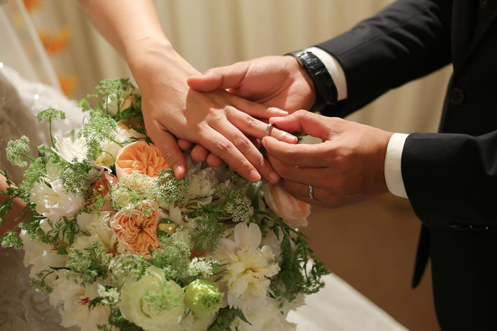 Cả hai cũng thực hiện nghi thức trao nhẫn cưới như một hôn lễ thật sự.