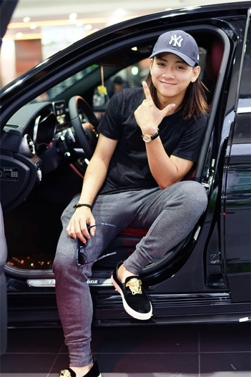Đây không phải lần đầu tiên Hoài Lâm khiến fan ngỡ ngàng vì ngoại hình khác lạ. Cách đây 1 năm, hình ảnh giọng ca 23 tuổi từng bị gán mác “nổi loạn” khi nuôi tóc dài, cạo đầu tết tóc hay xăm mình.
