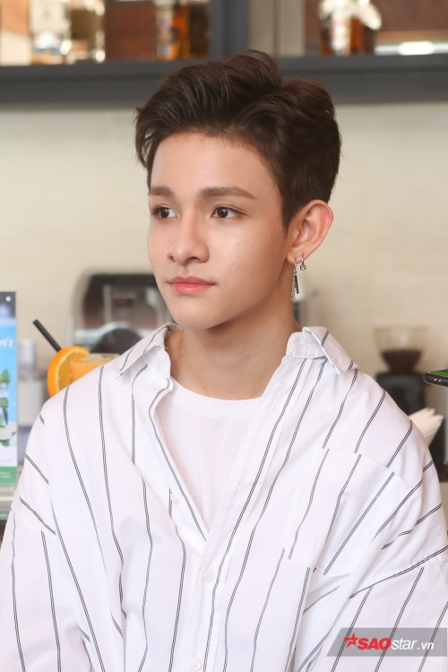 Trưa 2/4, Kim Samuel tiếp tục có buổi gặp thân mật với giới truyền thông và dành thời gian để trả lời phỏng vấn. Anh chàng diện áo sơ mi, quần jeans đơn giản nhưng vẫn cực cuốn hút.