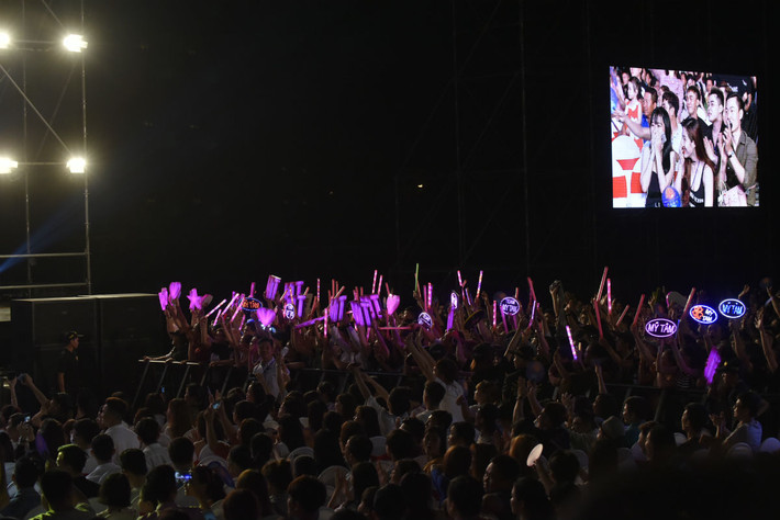 Fan của Mỹ Tâm đã cùng thắp sáng Lightstick phủ sáng khu vực khán giả. Nữ ca sĩ sinh năm 1981 vừa biểu diễn, vừa liên tục nói cảm ơn người hâm mộ.