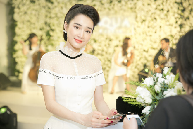 Tuy nhiên, người đẹp chỉ cười trừ, cô khéo léo đổi đề tài sang... các dự án phim mới, đồng thời gửi lời cảm ơn đến mọi người vì đã lo lắng, dành sự quan tâm cho mình suốt thời gian qua.