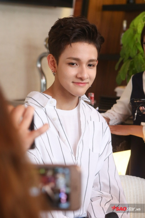 “Hoàng tử lai” Kim Samuel hiện đang quảng bá cho ca khúc mới One tại Hàn Quốc. Trong tương lai, nam thần tượng tiết lộ sẽ cho ra mắt những ca khúc vui tươi, hứng khởi.