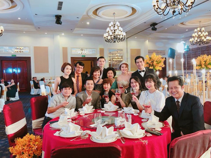 Tuy nhiên, thông qua vài hình ảnh khác, khán giả nhanh chóng nhận ra đây chỉ là một cảnh trong bộ phim sitcom mà vợ chồng Ngọc Lan - Thanh Bình đang tham gia. Tuy nhiên, nhìn gương mặt rạng rỡ và hạnh phúc của cả 2, nhiều khán giả cũng mong cặp đôi sớm có một đám cưới thật sự sau 2 năm ăn hỏi.