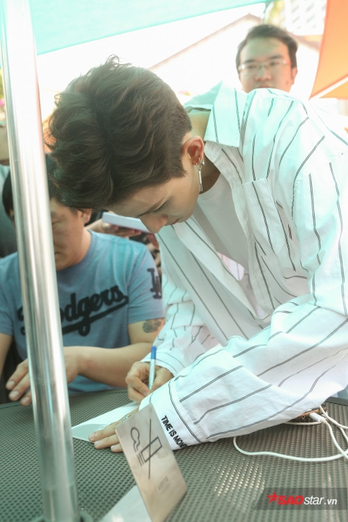 Sau khi buổi gặp gỡ kết thúc, Kim Samuel còn thân thiện nán lại để ký tặng cho fan. Tối nay, Kim Samuel sẽ tiếp tục có lịch trình tại phố đi bộ Nguyễn Huệ.
