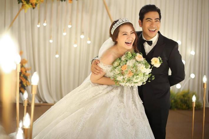 "Là phụ nữ ai cũng mong được hạnh phúc dài lâu. Sinh con ai cũng sợ mình xấu đi. Về chung một nhà lại nhiều nỗi lo. Có con lại càng bận rộn hơn. Tới giờ chúng tôi vẫn nợ gia đình, bạn bè, đồng người 1 cái đám cưới... Hôm nay khi đứng trên sân khấu cô ấy nhìn tôi mà mắt lưng tròng. Tôi biết và nợ em yêu thương khi còn nhiều cái còn chưa trọn vẹn... Hãy cứ nắm chặt tay cùng bước đi nhé vợ của anh!" - Thanh Bình xúc động chia sẻ.