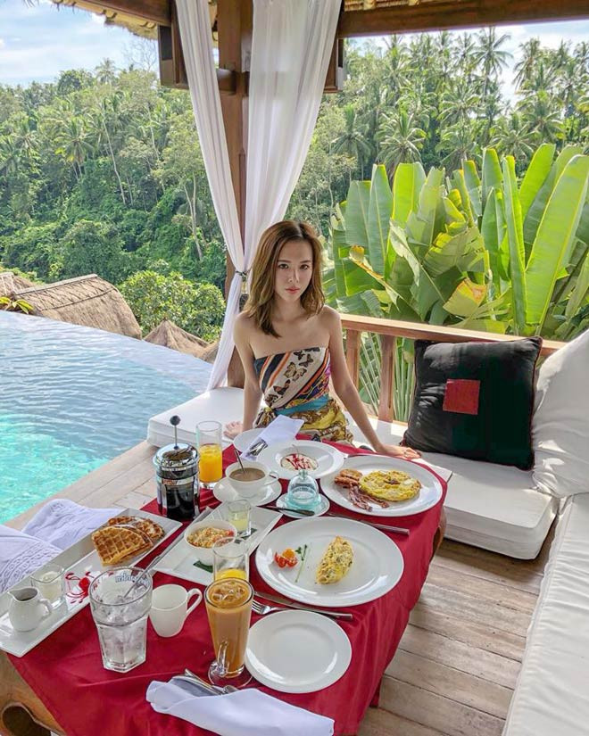 Gương mặt mới nhất xuất hiện trên “đường đua giàu có” này là một cô gái 24 tuổi, sinh ra tại Hà Nội, hiện sống và làm việc tại Mỹ - Lê Ngọc Phương Uyên. Hình ảnh cô nàng diện chiếc váy cúp ngực sành điệu, ngồi trước bàn ăn thịnh soạn tại khung cảnh đẹp như mơ thu hút sự chú ý của dân mạng.
