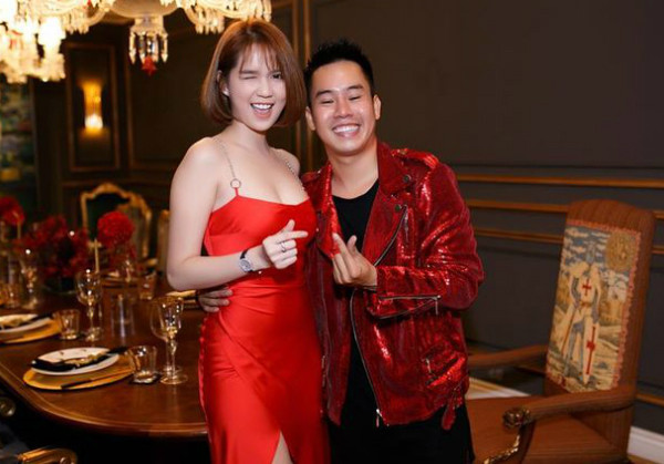 Việc Ngọc Trinh tăng cân khiến thân hình chân dài 9X này trông kém thon gọn. Khoác lên mình bộ đầm hai dây tông đỏ, cô để lộ cánh tay thừa mỡ.
