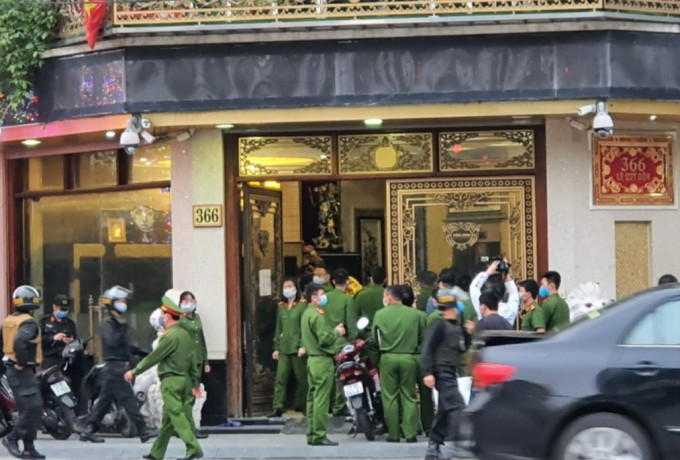 Theo cơ quan công an, Nguyễn Thị Dương đã cùng một số người nhốt phụ xe của 1 công ty vận tải rồi đánh đập khiến phụ xe bị vỡ xương hàm, dập mũi. Được biết vụ việc xuất phát từ việc Dương gửi hàng hóa từ Thái Bình đi Hà Nội. Quá trình giao hàng không được thuận lợi. Chiều 30/3/2020 phụ xe đến gặp vợ chồng Dương nói chuyện thì bị đánh. Người bị đánh đã gửi đơn kêu cứu lên cơ quan công an.