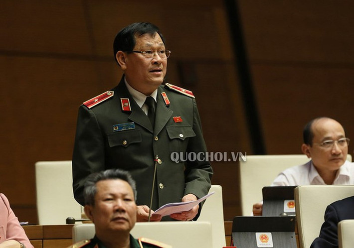 Thảo luận tại hội trường sáng 20/11/2019, về dự án Luật Đầu tư (sửa đổi), thiếu tướng Nguyễn Hữu Cầu đề cập việc cử tri phản ánh nhiều về tình trạng mua bán bào thai, sử dụng bóng cười, shisha diễn ra ở nhiều nơi nhưng việc xử lý vẫn còn chậm trễ. Tướng Cầu nói rằng, bào thai, bóng cười, Shisha chưa được pháp luật về đầu tư quy định danh mục ngành nghề cấm kinh doanh hay kinh doanh có điều kiện. Hoạt động mua bán, sản xuất những thứ trên gây nguy hiểm cho xã hội nhưng cơ quan chức năng vẫn túng túng trong xử lý, nguyên nhân chủ yếu là do khoảng trống trong quy định của pháp luật, còn có lỗ hổng trong công tác quản lý nhà nước và do thiếu vắng các chế tài xử phạt.