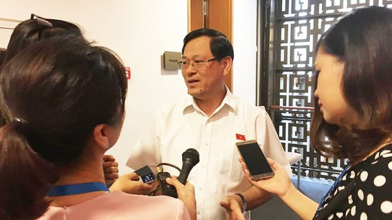 Tháng 5/2019, Đại biểu Nguyễn Hữu Cầu khi nói về vụ khởi tố cựu Phó viện KSND TP Đà Nẵng dâm ô bé gái trong thang máy: "Nếu là tôi xử lý thì khởi tố từ ngay từ thời điểm đó. Bởi hành vi của ông Linh diễn ra 3 lần với cháu bé trong thang máy chứ không phải một lần."