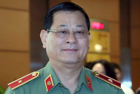 Tướng Cầu cũng lấy ví dụ về việc đụng chạm đến chuyện có quá nhiều nhà máy thủy điện, người đồng bào dân tộc miền núi mất đất, mất rừng là do nhà máy thủy điện… “Đấy là những câu chuyện thực tế nói ra sẽ có đụng chạm, nhưng tôi cho rằng những vấn đề lợi ích của dân, tâm tư nguyện vọng của dân thì mình phải cố gắng truyền tải cho bằng được. Khi tôi nói những điều này với tính chất xây dựng, không chì chiết thì tôi nghĩ có nhiều người ủng hộ. Vì vậy, nếu nói rằng có một ai đó, ngành nào đó gây áp lực cho tôi thì tôi chưa gặp. Tôi thì rất thẳng tính, mình chưa làm được thì mình cứ nói thật, cử tri của chúng ta rất là thoải mái, đừng có hứa hôm nay, hôm mai, hôm sau vẫn chưa làm được" – ông Cầu cho biết.