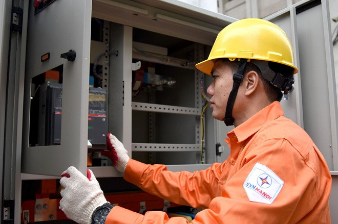 Đại biểu Nguyễn Hữu Cầu cho rằng, dự thảo luật quy định 23 biện pháp cưỡng chế thi hành quyết định xử phạt hành chính mà bây giờ còn bổ sung thêm cắt điện, nước thì cơ quan công quyền của chúng ta rất yếu kém, rất bất lực và pháp luật không nghiêm. “Chúng ta có cả một bộ máy rất rộng lớn, đào tạo rất bài bản, chúng ta có 23 biện pháp rồi mà chúng ta vẫn không làm được, lại thêm một biện pháp này nữa, tôi cho rằng không đúng” - ông Cầu nói và cho rằng, nếu đưa biện pháp này vào luật thì dễ bị lạm dụng vì đây là biện pháp rất dễ làm nhưng hậu quả vô cùng lớn.