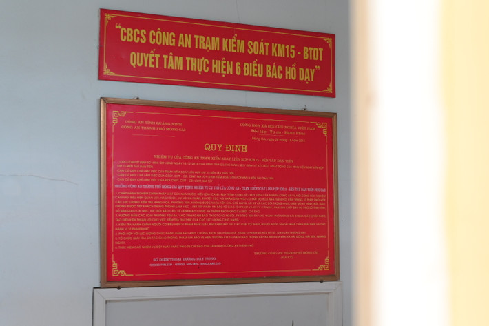 Những tấm biển quy định dần bám bụi thời gian.
