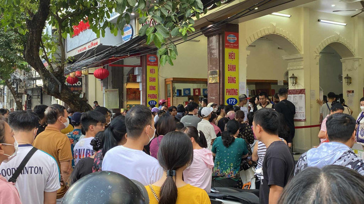 Cứ mỗi dịp tết Trung thu, nhiều người lại tìm đến cửa hàng bánh Đông Phương xếp hàng mua bánh.